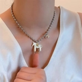 Detailansicht der Silberperlenkette mit weißem Dala-Pferd-Anhänger und goldenen Sternen - 26# Silber - Weißes Dala-Pferd