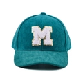 Detailansicht der petrolblauen Cord-Baseballkappe mit M-Patch und Paillettenstickerei - Grün (M-Buchstabe)
