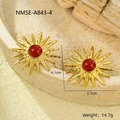 Detalle macro de pendientes de girasol vintage dorados con piedras rojas en piedra - Estilo Gema Roja Dorada (NMSE-A843-4)
