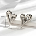Boucles d'oreilles cœur en acier inoxydable poli argent, dimensions 2,09cm x 1,52cm - Cœur évidé argenté (ER-1117)