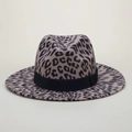Detail van wollen fedora met luipaardprint, brede rand en decoratief ripsband-detail - M (56-58cm) / Khaki