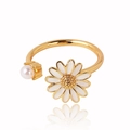 Dettaglio dell'anello regolabile a margherita dorato con petali bianchi e perla laterale - Taglia unica / Stile Margherita e Perla (Stile 4)
