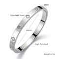 Detail of 6mm polished stainless steel clover bangle with dimensions and 20g weight spec - Four Stones Six Flowers Silver Color
