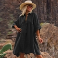 Vestido camisero negro holgado con cuello de polo y botones en un paisaje desértico - M / Negro