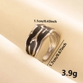Vista dettagliata dell'anello vintage d'argento con larghezza di 1,1 cm e diametro - Argento & Nero