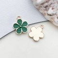 Pendentif fleur de cerisier vert en alliage doré avec finition émail vert foncé - Fleur (17538)