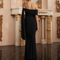 Elegante abito lungo nero attillato con spalle scoperte visto dal retro in lusso - XS / Nero