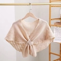Elegante beige gebreide sjaal met opengewerkt patroon en strik aan voorzijde - Lichtroze / 60-80cm
