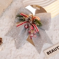 Detail van zilveren glitter kerststrik met dennenappels en bessen op witte sneeuw - Maat 1 35*40CM / Zilver