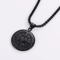 Détail du pendentif noir en acier inoxydable avec gravure Follow Your Heart et motif étoile - Couleur Noire (Sans Chaîne)