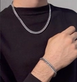 Zilveren roestvrijstalen Cubaanse ketting en armband set getoond op een model - Ketting & Armband Set / Zilver