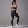 Detail van de sportbeha met kruisrug en de hoge taille legging in zwarte stof - S / Zwart