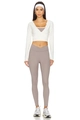 Vista intera di un crop top bianco a maniche lunghe con scollo a V e leggings sportivi grigi - S / Bianco Sporco