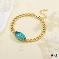 Dettaglio del bracciale a catena cubana dorata con cristallo marquise blu e chiusura a moschettone - Stile Occhio Blu Grande (BR1818-A-3)