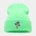 Dettaglio del berretto in maglia verde neon con ricamo di funghi sul risvolto - Taglia unica / Verde Neon