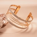 Makroaufnahme der mehrlagigen, roségoldenen Manschetten-Armreife mit Silberglitzer - Mattierter Glitzer Mehrschichtiger Offener Stil / Gold