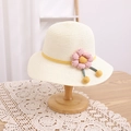 Détail d'un chapeau de paille crème avec un ruban jaune et une fleur rose tricotée - 52cm (Recommandé pour les 1-4 ans) / Chapeau Blanc Cassé