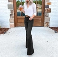 Outdoor streetstyle-look van dames jeans met hoge taille en een wit shirt met V-hals - S / Zwart