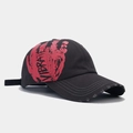 Détail d'une casquette en coton noir délavé avec logo graffiti rouge et bordure de visière usée - Réglable / Gris