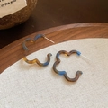 Detail of flower-shaped resin hoop earrings in vintage tortoiseshell and blue gradient - 13# Coffee & Blue