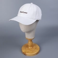 Detalle de gorra de algodón blanco con bordado BONNECHANCE en soporte de madera - M(56-58cm) / Blanco