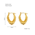 Détails montrant les dimensions et l'acier inoxydable plaqué or 18K des boucles d'oreilles - Style Irrégulier à Motif d'Éventail Profilé (JY1265)