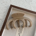 Detail van melkthee haarklem met gouden gravering in een houten presentatietablet - Ongeveer 9cm Lang / Glanzend Koffie (4+3 Klem)