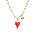 Detail van gouden U-link ketting met rode hart hanger en kersbedeltje op wit - Goud Lang Hart & Rode Kers