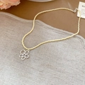 Détail du collier de perles jaunes avec pendentif fleur argenté et zircons - Collier-Argent-Fleur Blanche