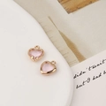 Détail de pendentifs en forme de cœur rose avec cadres dorés sur un plateau blanc - 10*12mm / Rose