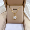 Dettaglio della collana a quadrifoglio dorata con zircone centrale in un portagioie elegante - Stile Girasole (XL2606-412) / Oro