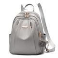 Sac à dos femme en cuir PU gris avec fermetures dorées et pompon décoratif gris - Gris clair