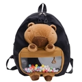 Mochila infantil negra con peluche de Capibara y bolas de colores en el bolsillo frontal - Negro