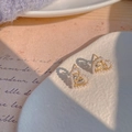 Orecchini a cuore dorati con perle e zircone su un vassoio decorativo in ceramica - Orecchini a lobo a cuore a goccia d'acqua / Oro/Bianco