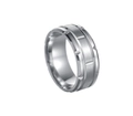 Anillo ancho para hombre de acero de titanio plateado con acabado cepillado y bordes pulidos - US 7 / Plateado