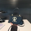 Elegante borsa a mano in pelle nera con logo corona dorata e manico in forma trapezoidale - Nero