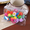 Gros plan d'élastiques à cheveux en peluche colorés dans une pochette transparente - Style Pompon Coloré