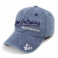Detail der New Orleans Jazz-Stickerei auf einer verwaschenen dunkelblauen Kappe - Marineblau