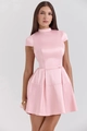 Dettaglio dell'abitino in raso rosa che mostra la texture setosa e l'elegante collo alto - S / Rosa