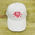 Weiße Baseballkappe aus Baumwolle mit rosa Eye Drama Stickerei auf Holzoberfläche - Weiß EYE DRAMA