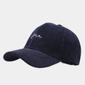Détail de la texture en velours côtelé de la casquette avec broderie blanche Me rétro - Réglable / Bleu marine