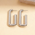Dettaglio di orecchini rettangolari a U in metallo argento con finitura lucida - Argento (Perno in argento) / Argento