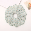Großes Scrunchie in Hellgrün aus Chiffon mit süßem Vintage-Blumenmuster für Damen - Grün