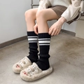 Scaldamuscoli Y2K neri a maglia con strisce bianche e pantofole di peluche - Taglia unica / Nero Tripla Striscia