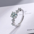 Anello regolabile in argento con zircone cubico rotondo e classica incastonatura a griffes - Aperto Regolabile / Rame placcato oro bianco