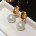 Detalle de pendientes con perlas blancas redondas y montura de metal dorado texturizado - Pin de Plata-Oro-Blanco