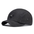 Schwarze Fünf-Panel-Baseballkappe aus Canvas mit dreieckigem Metalllogo und Ösen - Schwarz