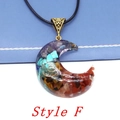 Colgante de luna Estilo F con fragmentos de cristales naturales en resina - Luna / Colgante + Cordón de cuero