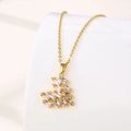Goldene Edelstahlkette mit Herz-Zirkonia-Anhänger auf elegantem weißem Hintergrund - Gold