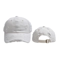 Détails d'une casquette crème style usé avec finitions déchirées et boucle métallique - Casquette de Baseball en Denim Vieilli Blanc